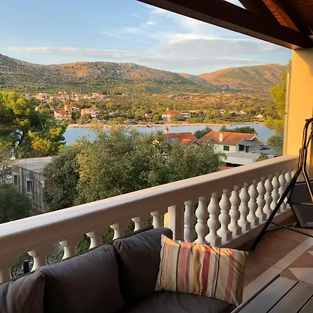 Maximilian Apartment