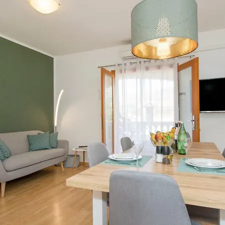 Maximilian Apartment *